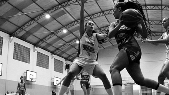 Ajude a Lua a jogar nos EUA